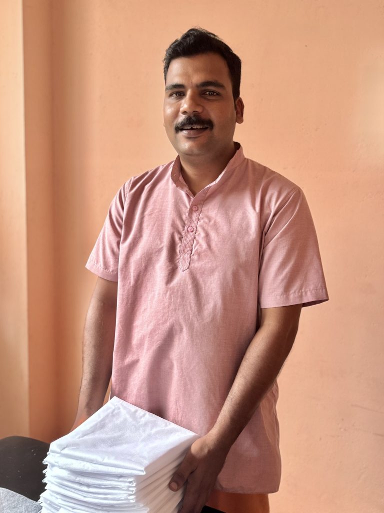 Jerin - male therapist at Prakruthi Ayurveda, Cherai Beach, preparing covers 